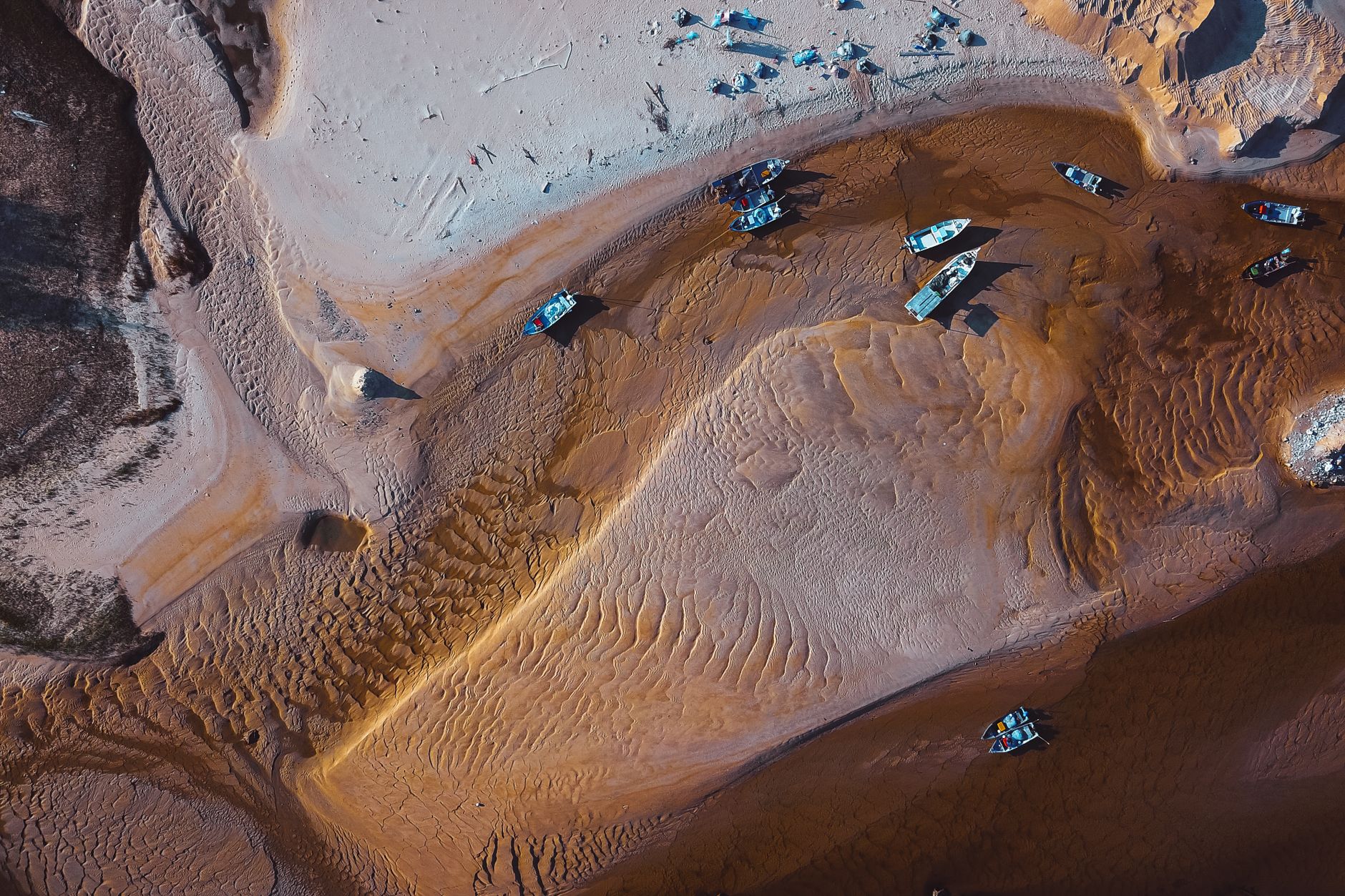 Vista aérea das águas cristalinas e dunas de areia branca do Arquipélago de Bazaruto em Moçambique