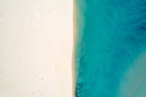 Vista aérea das dunas de areia branca e águas cristalinas do Arquipélago de Bazaruto em Moçambique