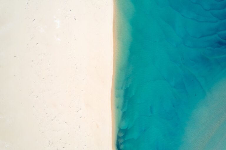 Vista aérea das dunas de areia branca e águas cristalinas do Arquipélago de Bazaruto em Moçambique