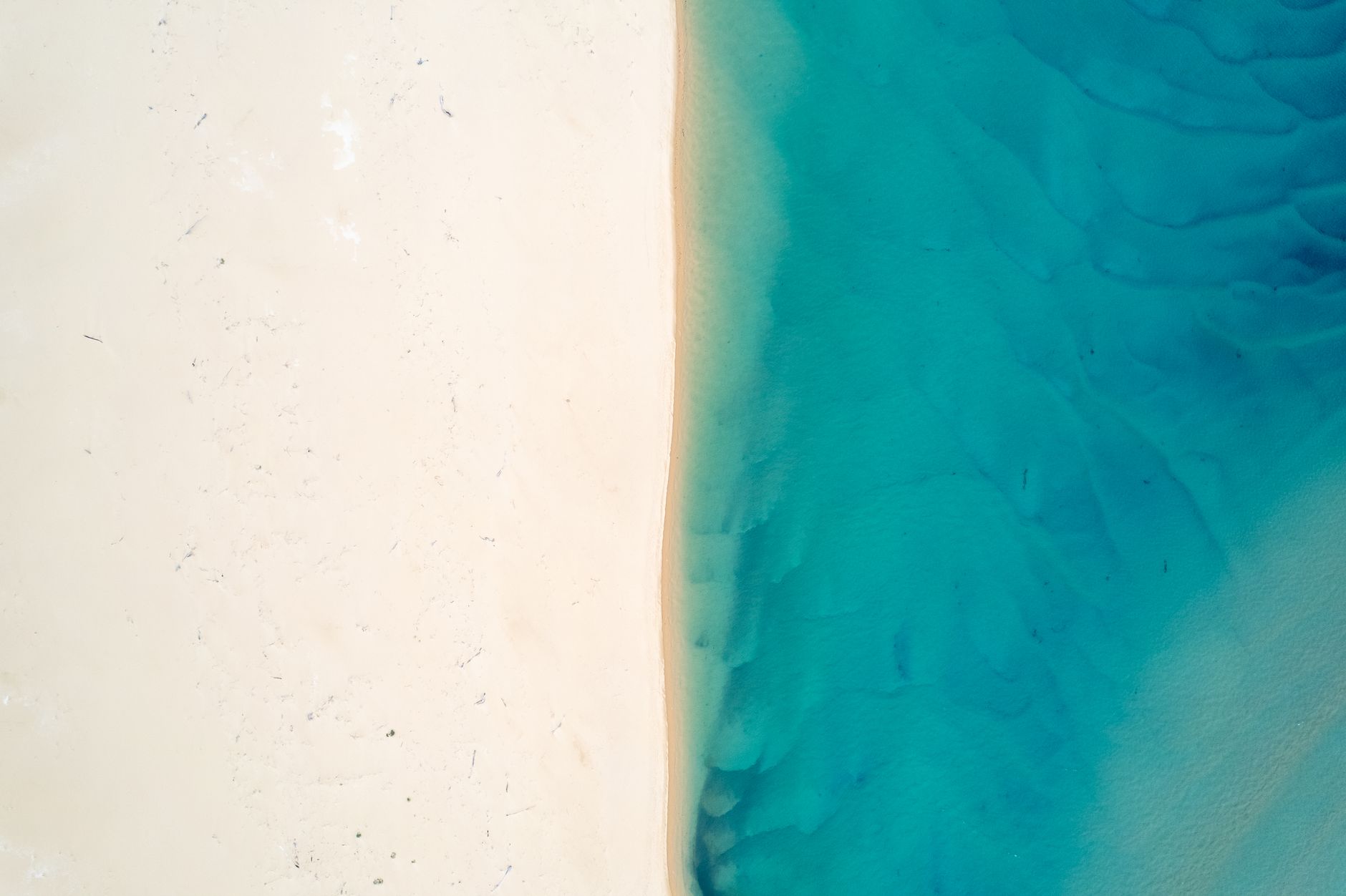 Vista aérea das dunas de areia branca e águas cristalinas do Arquipélago de Bazaruto em Moçambique