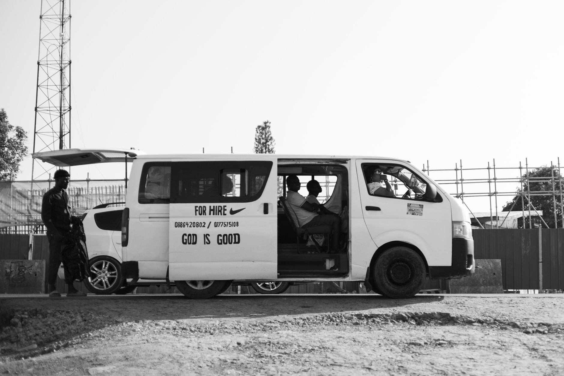 Chapa de transporte público lotada na cidade de Maputo, Moçambique