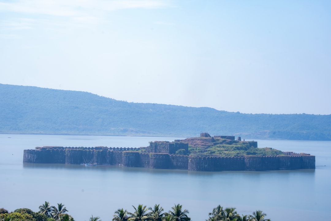 Vista panorâmica da histórica Ilha de Moçambique com o seu casario colonial e mar azul
