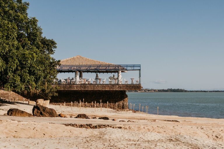 Vista panorâmica de uma pousada histórica na Ilha de Moçambique com arquitetura colonial