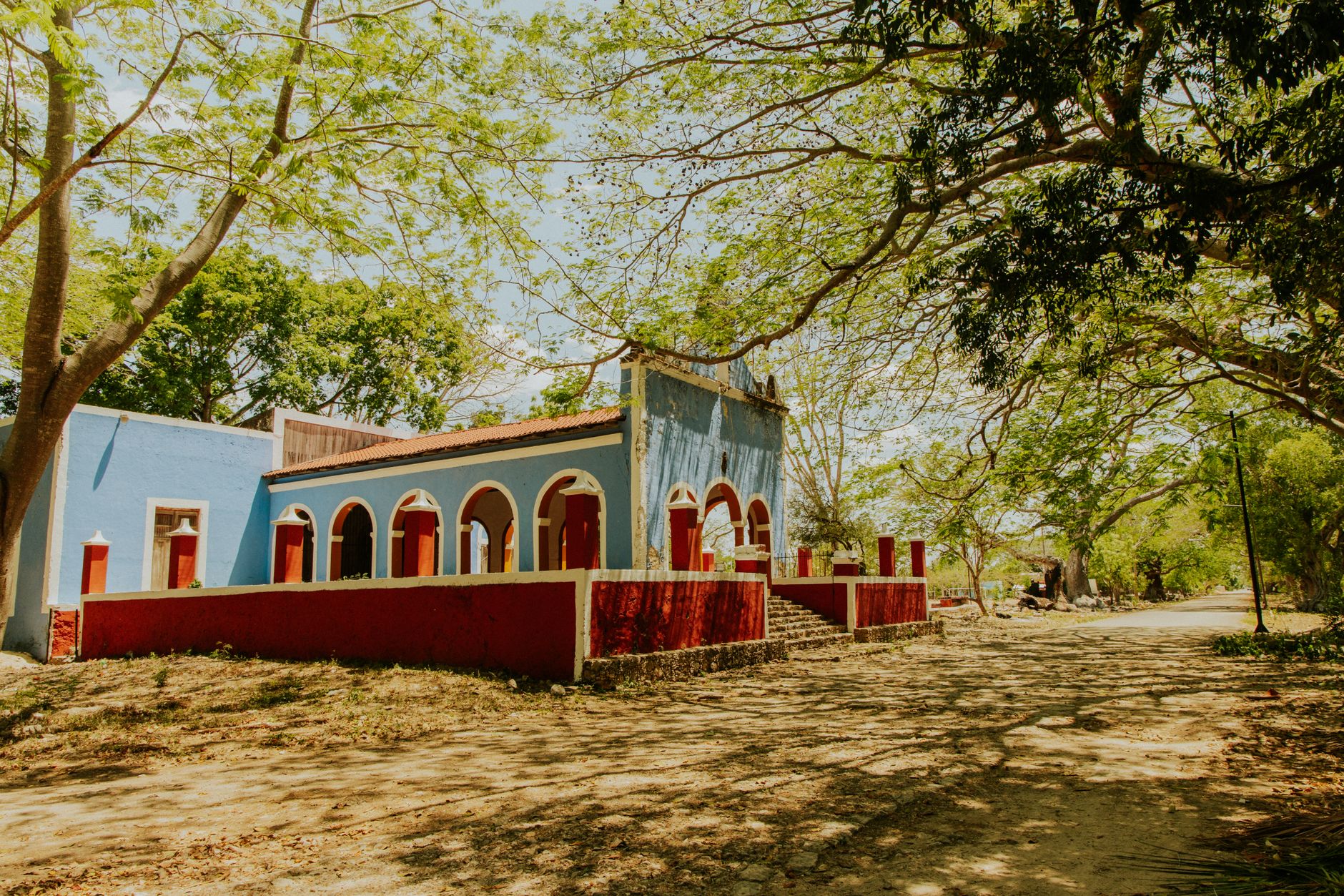 Vista panorâmica histórica da Ilha de Moçambique com arquitetura colonial e mar azul