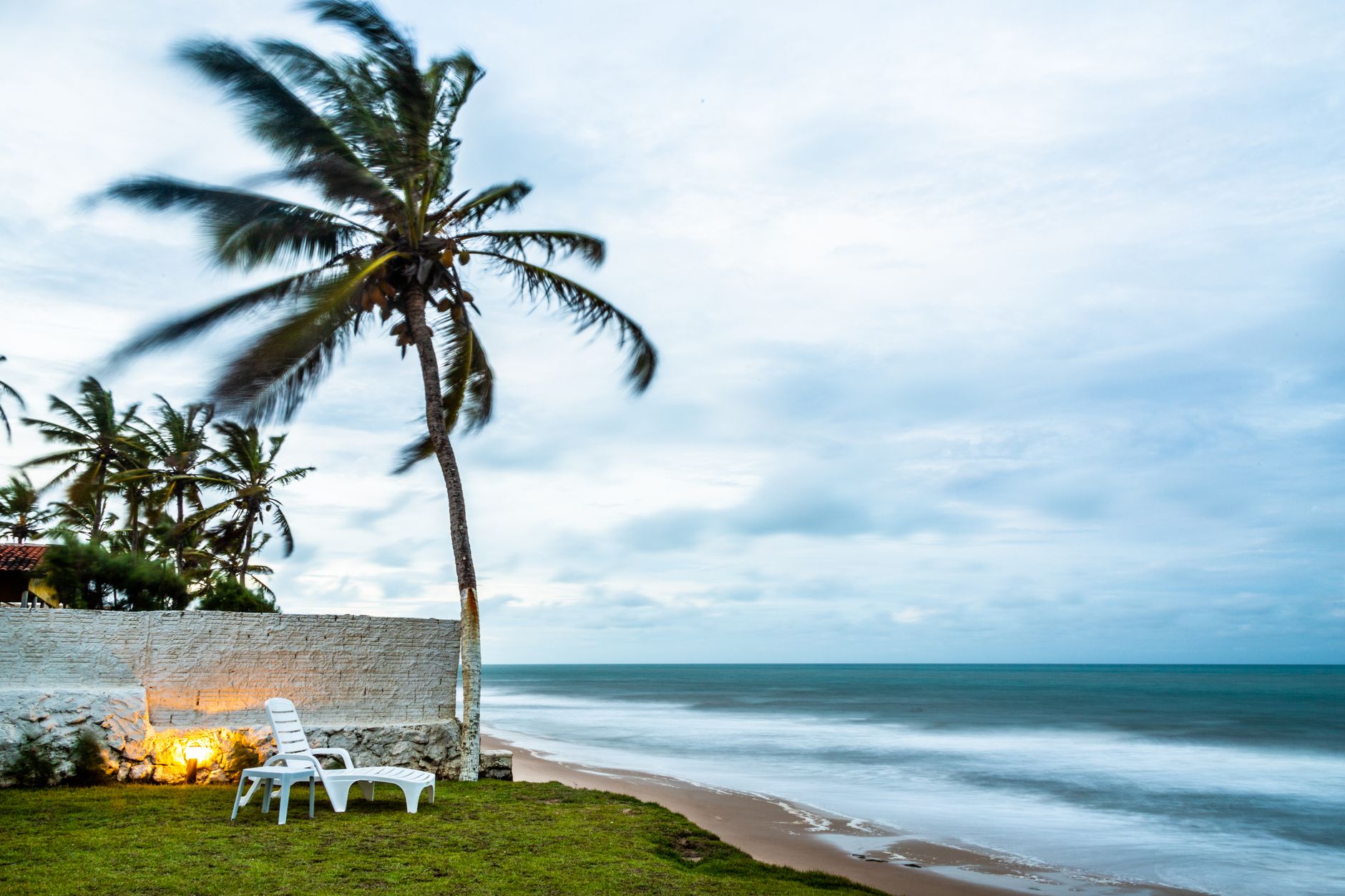 Vista panorâmica da arquitetura histórica e do mar azul na Ilha de Moçambique