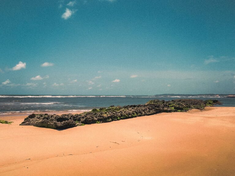 Vista panorâmica das praias de águas cristalinas da Ilha de Inhaca em Moçambique
