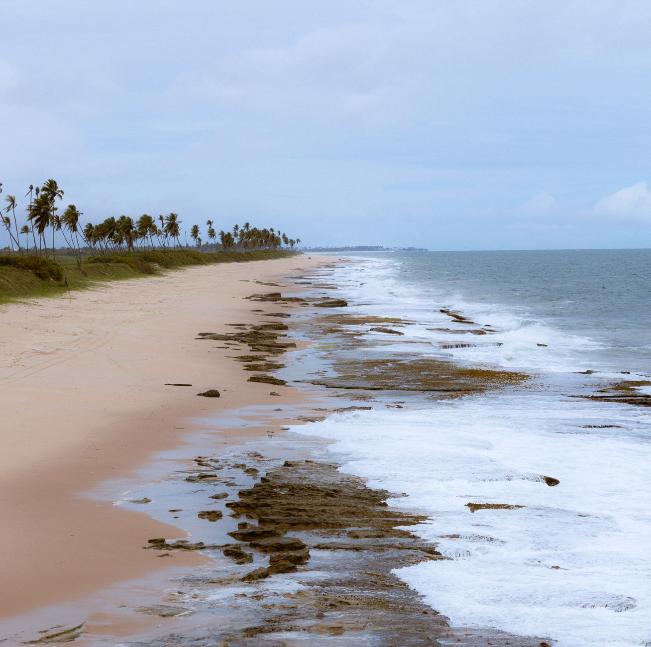Vista panorâmica das águas cristalinas e praias de areia branca da Ilha de Inhaca em Moçambique