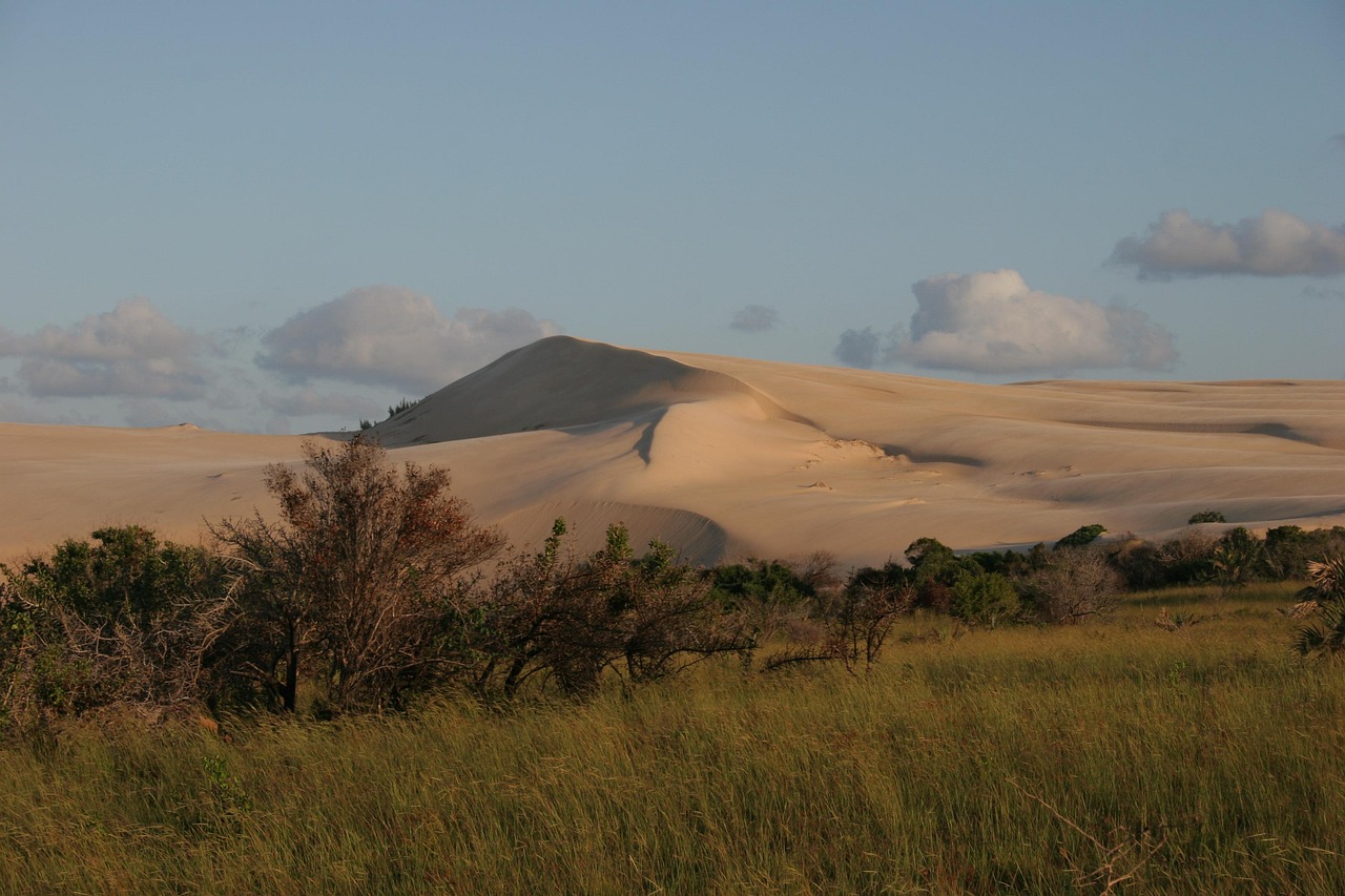 Vista panorâmica da costa paradisíaca e águas cristalinas da Ilha de Inhaca em Moçambique