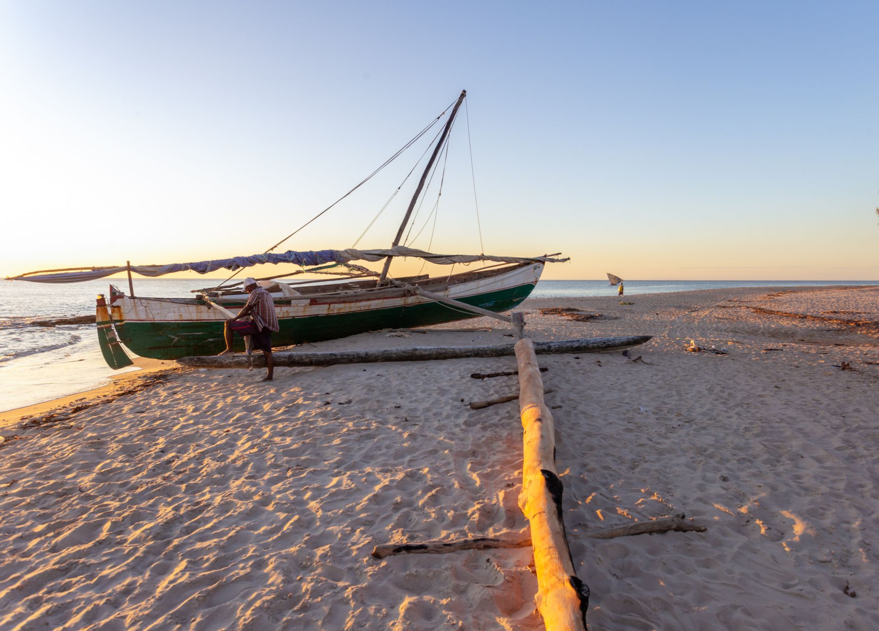 Vista panorâmica da costa de Inhambane com coqueiros e o mar azul índico em Moçambique