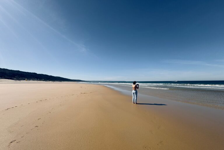 Praia paradisíaca em Inhambane com coqueiros e águas cristalinas em Moçambique