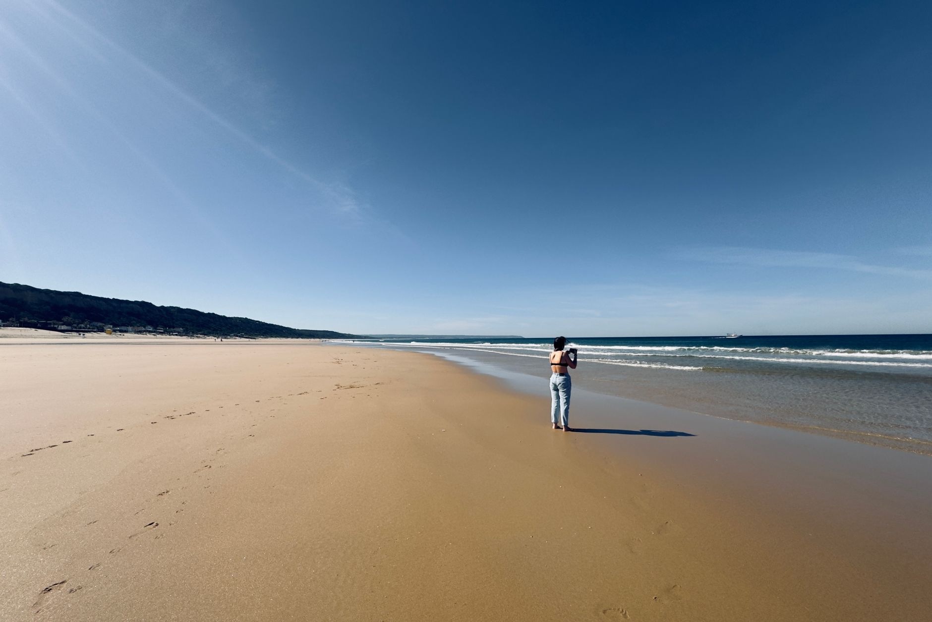 Praia paradisíaca em Inhambane com coqueiros e águas cristalinas em Moçambique