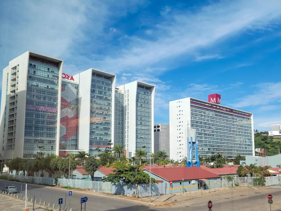 Panorâmica vibrante da cidade de Maputo com a arquitetura colonial e o mar ao fundo