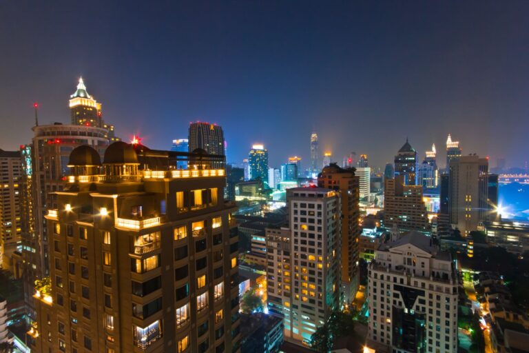 Vista panorâmica da cidade de Maputo com hotéis e ruas movimentadas