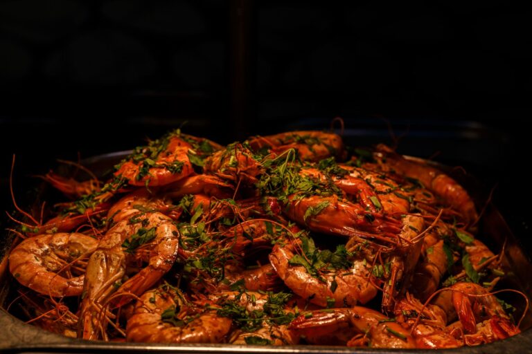 Prato tradicional de marisco fresco num restaurante à beira-mar em Maputo, Moçambique