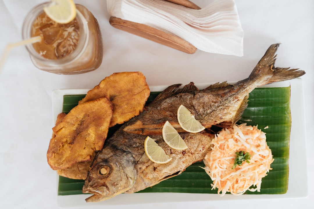 Prato tradicional de marisco fresco com camarão e piri-piri num restaurante à beira-mar em Moçambique