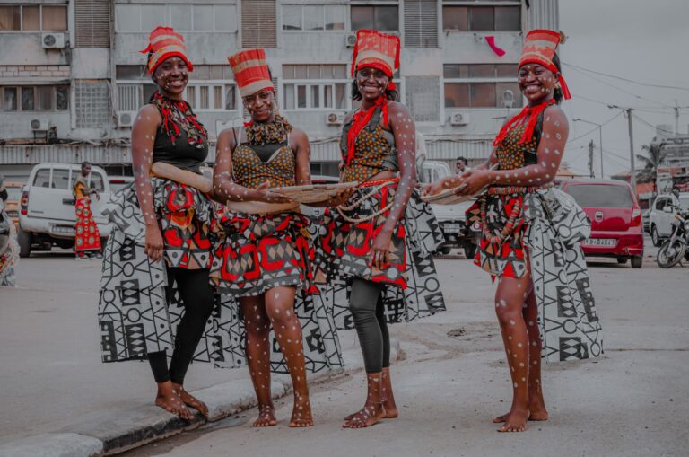 Festival cultural tradicional em Mocambique com dancas tipicas