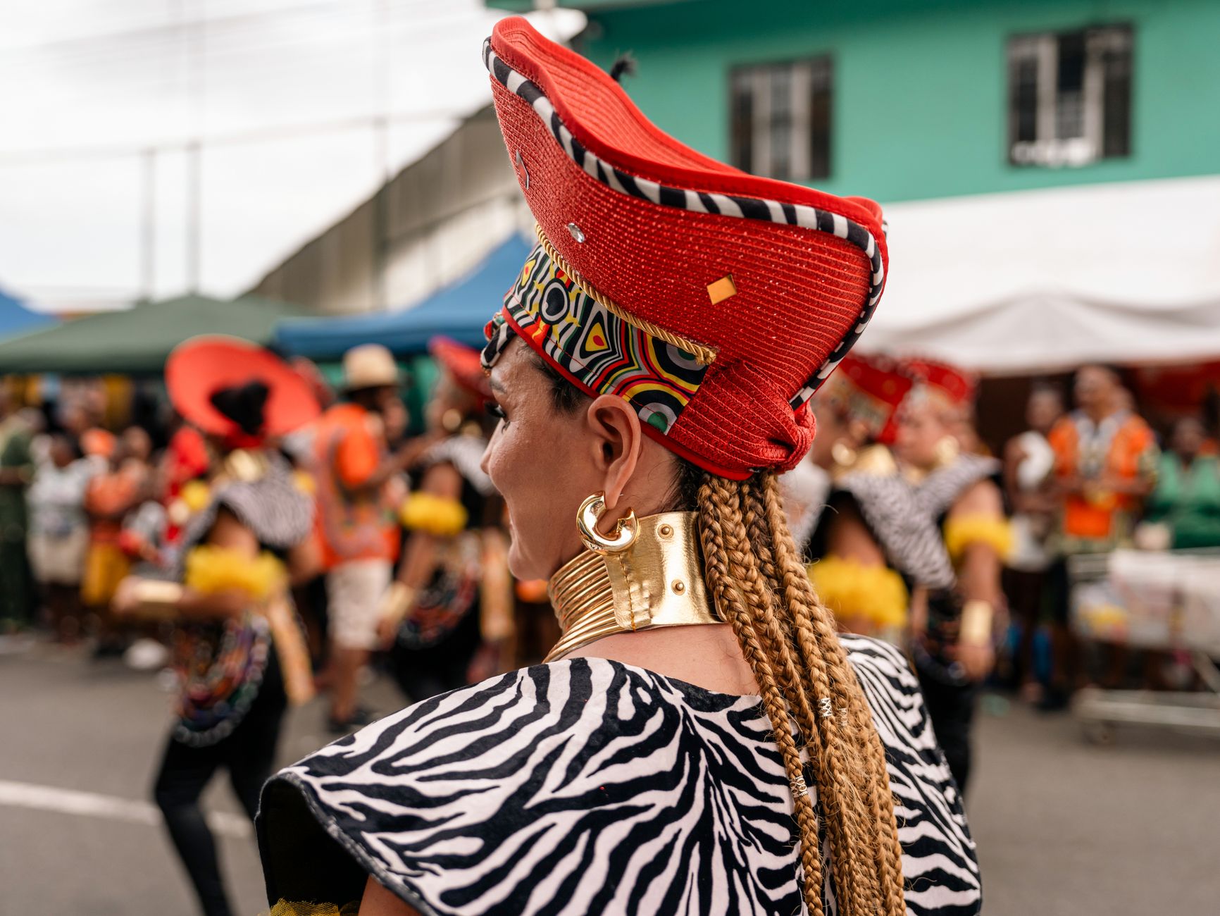 Festival de musica e danca tradicional em Mocambique com cores vibrantes