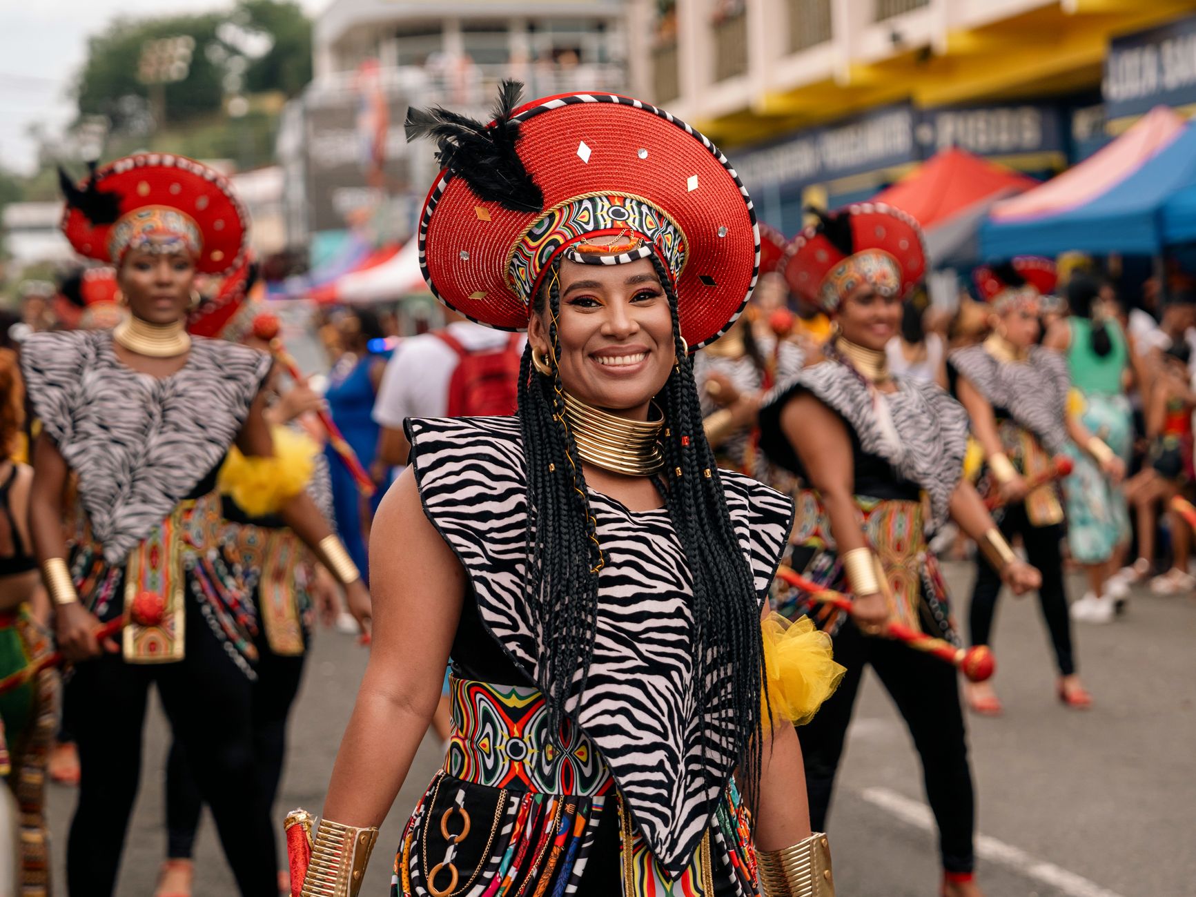 Festival cultural tradicional em Moçambique com danças e cores vibrantes