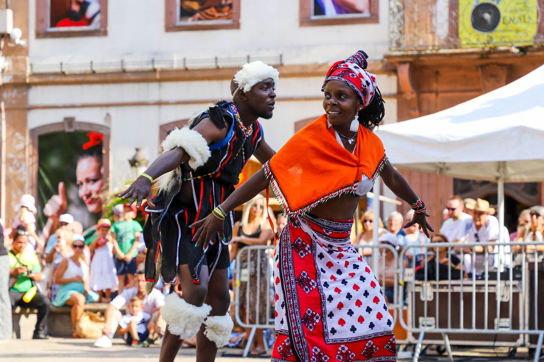 Homem a tocar instrumentos tradicionais num festival cultural ao ar livre em Moçambique