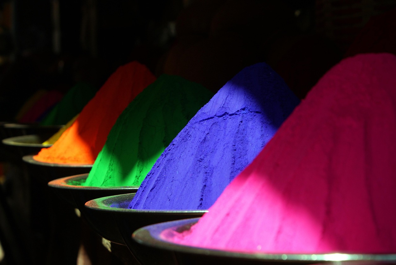 Artistas locais a atuar num festival cultural tradicional em Moçambique com trajes coloridos