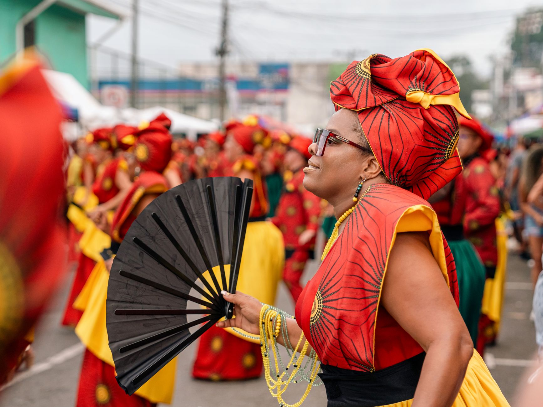 Bailarinos tradicionais em festividade cultural em Moçambique