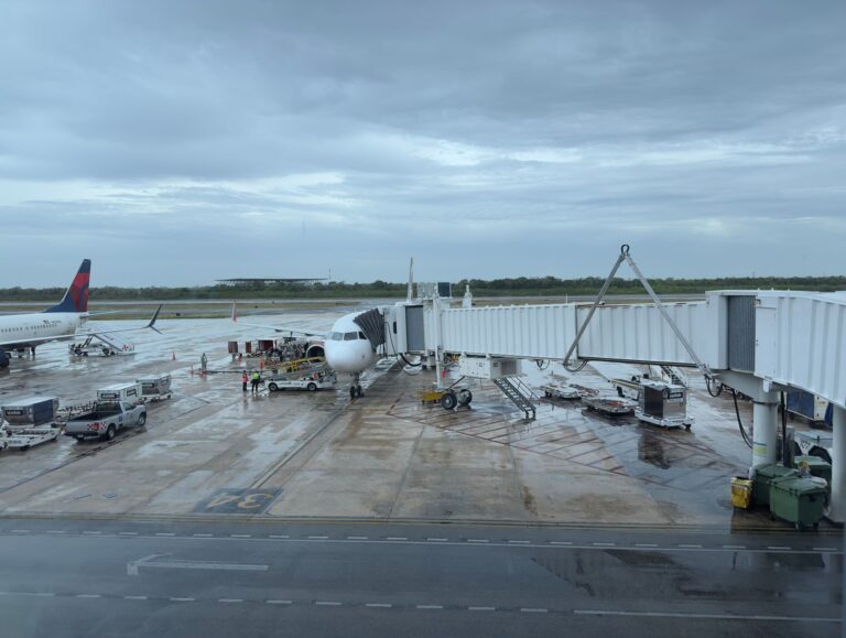 Avião comercial a sobrevoar a costa paradisíaca de Moçambique