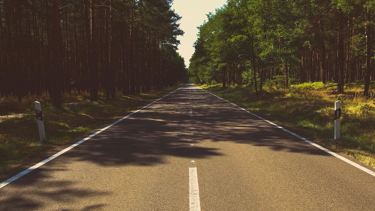 Autocarro e estrada panorâmica em Moçambique a caminho de Inhambane