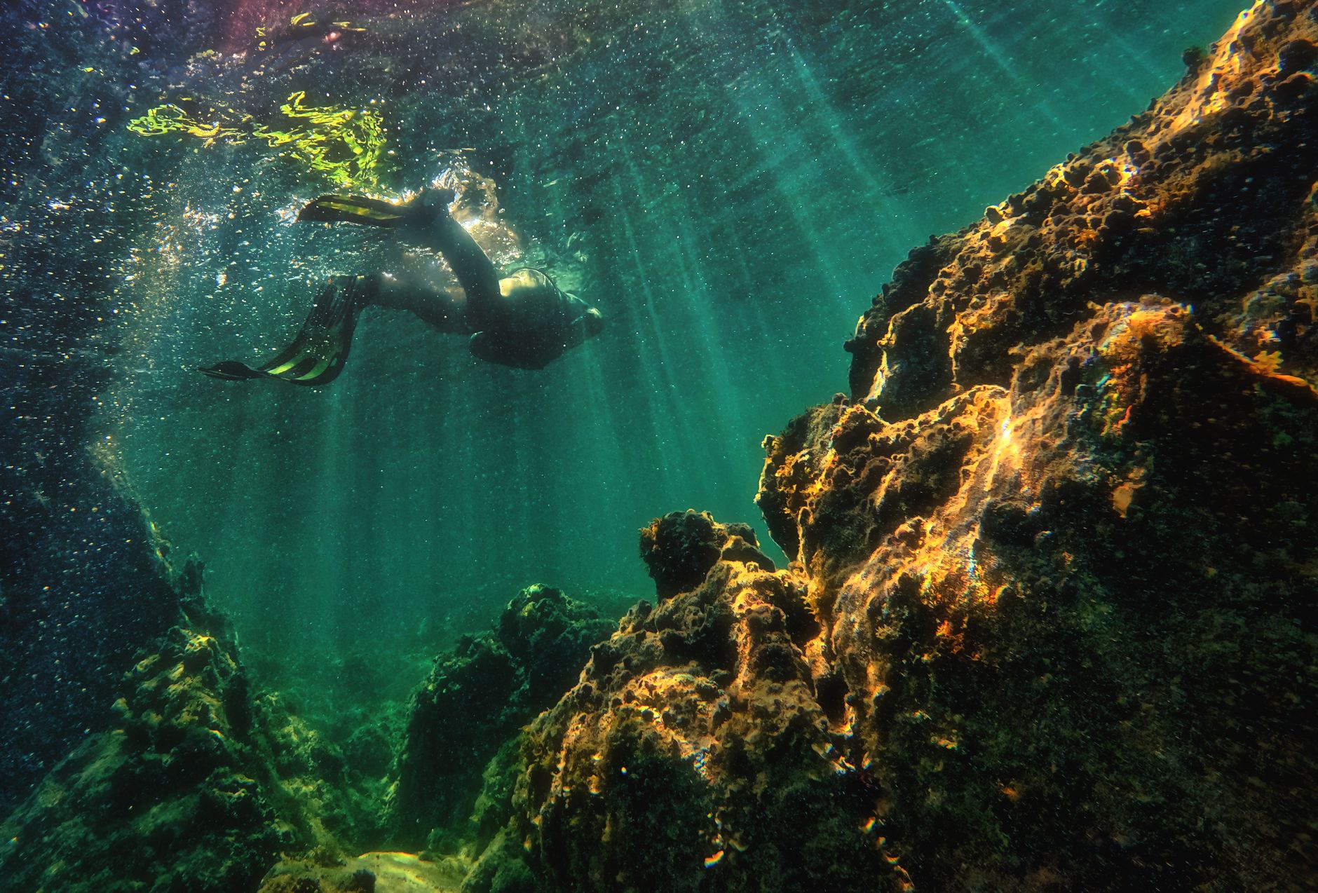 Mergulhador a explorar a rica vida marinha e recifes de coral na costa de Moçambique