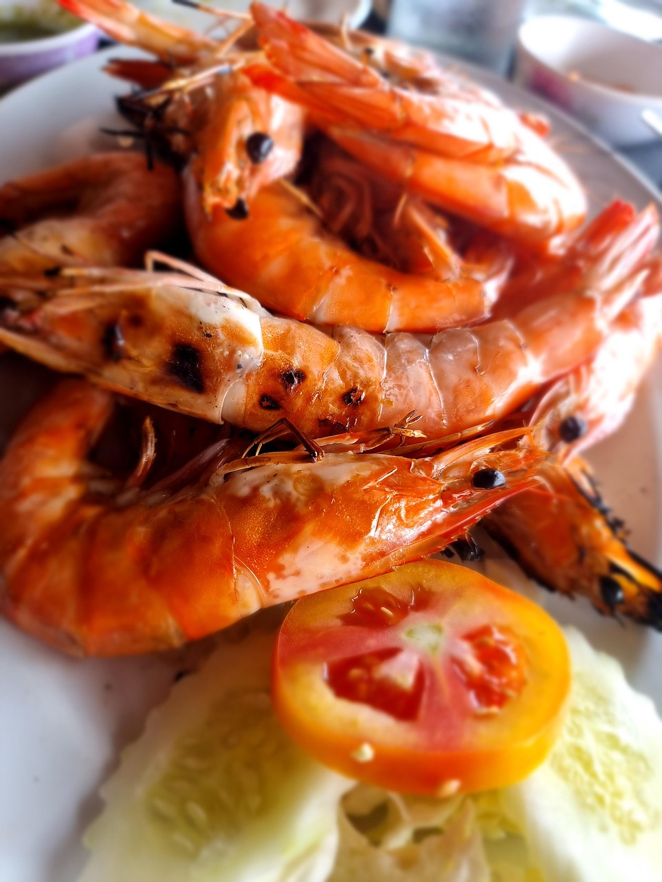 Prato de marisco fresco típico de Inhambane servido num restaurante local à beira-mar