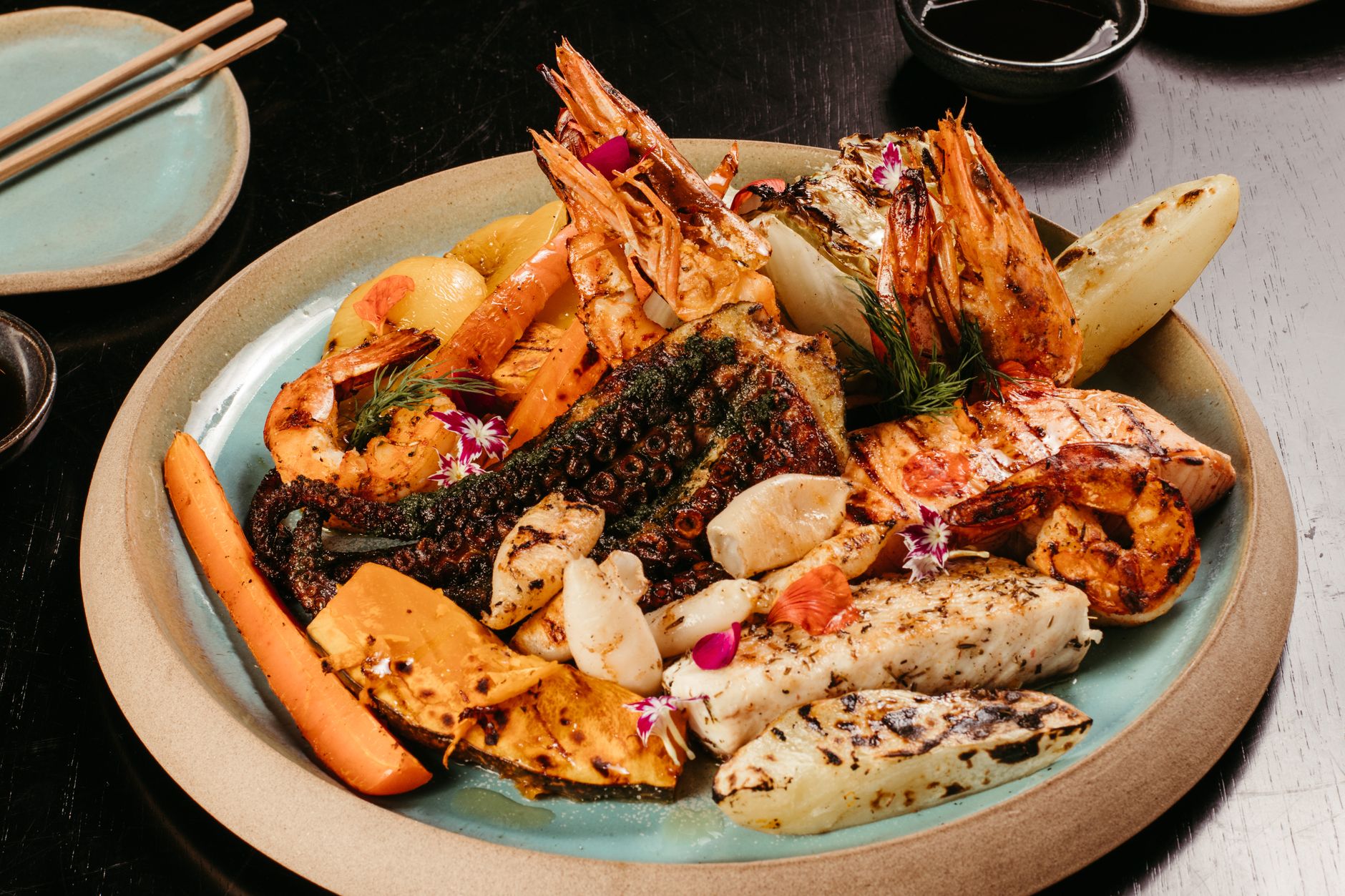 Prato de marisco fresco com camarão e piri-piri num restaurante à beira-mar em Moçambique