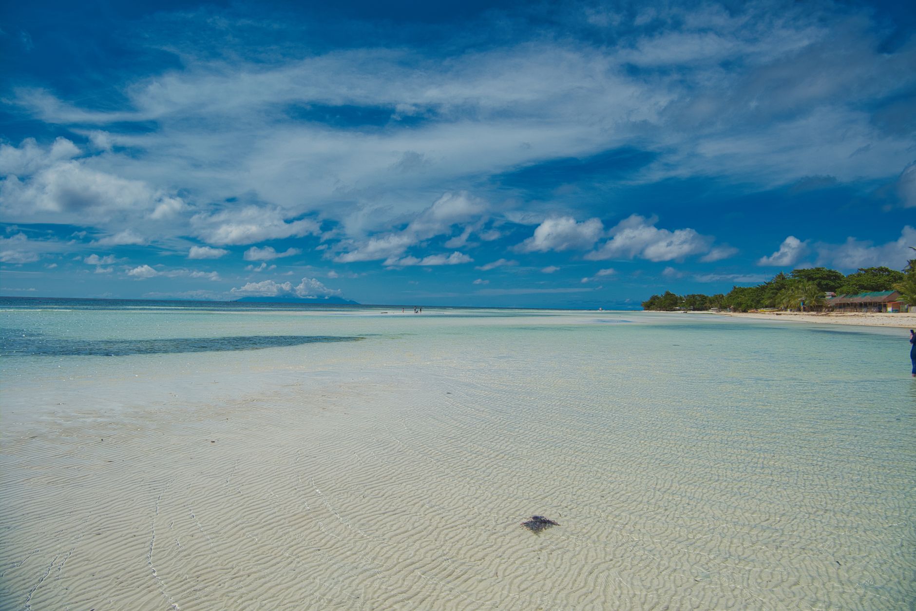 Vista panorâmica da extensas areias brancas e águas azul-turquesa da Praia de Wimbi em Pemba