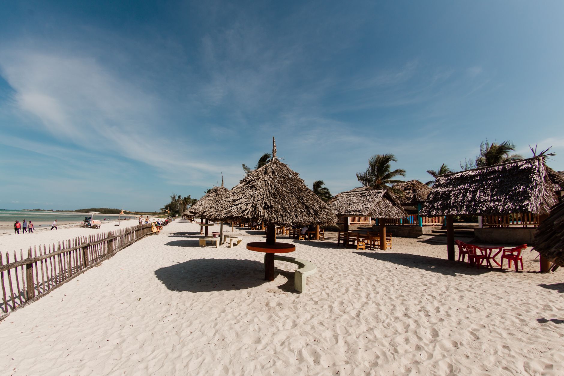 Vista panorâmica da Praia de Wimbi em Pemba com mar azul cristalino e areia branca