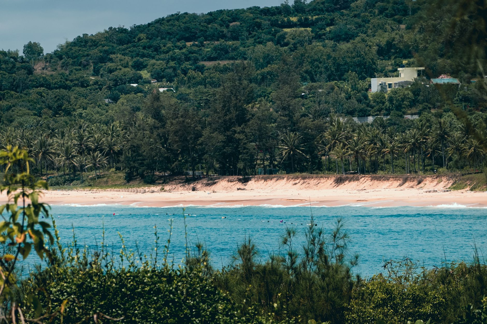 Vista aerea da extensa faixa de areia dourada e mar azul turquesa na Praia de Ponta do Ouro em Mocambique