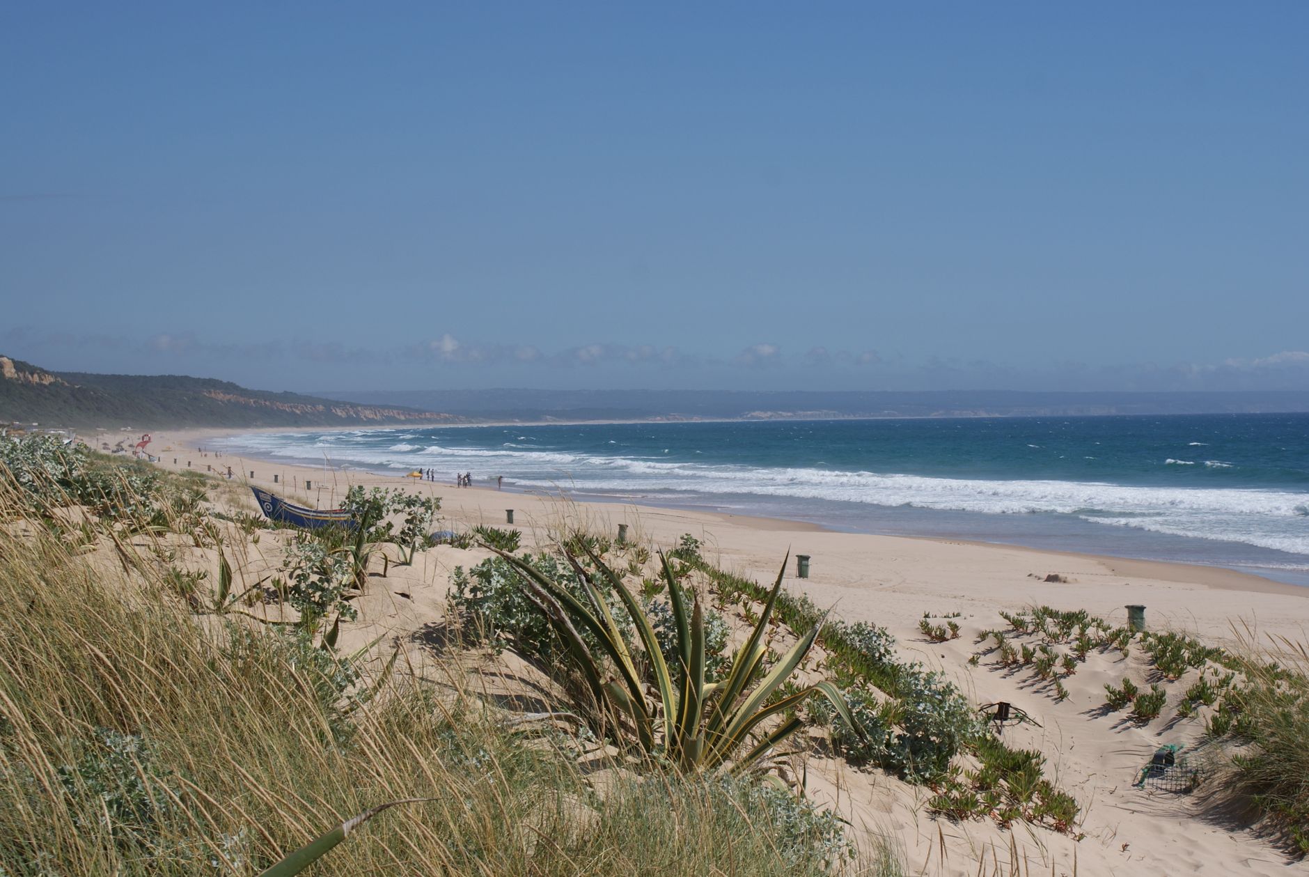 Vista panoramica da extensa faixa de areia dourada e mar azul cristalino na Praia de Ponta do Ouro em Mocambique