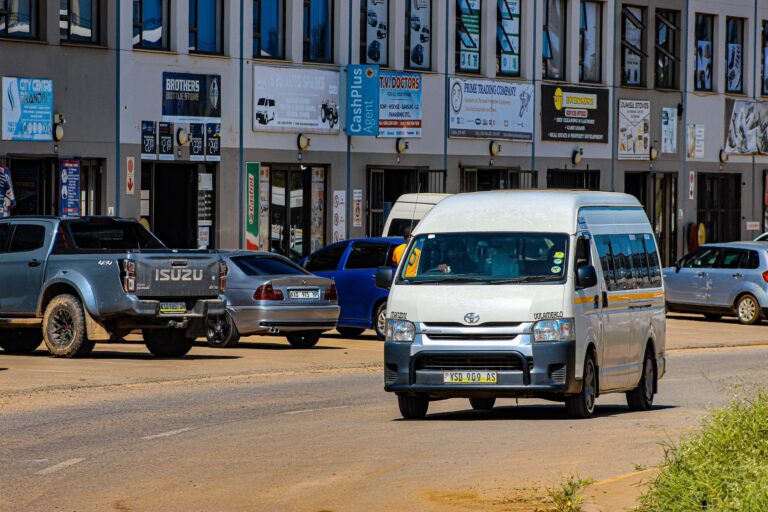 Chapa de transporte público tradicional nas ruas de Moçambique