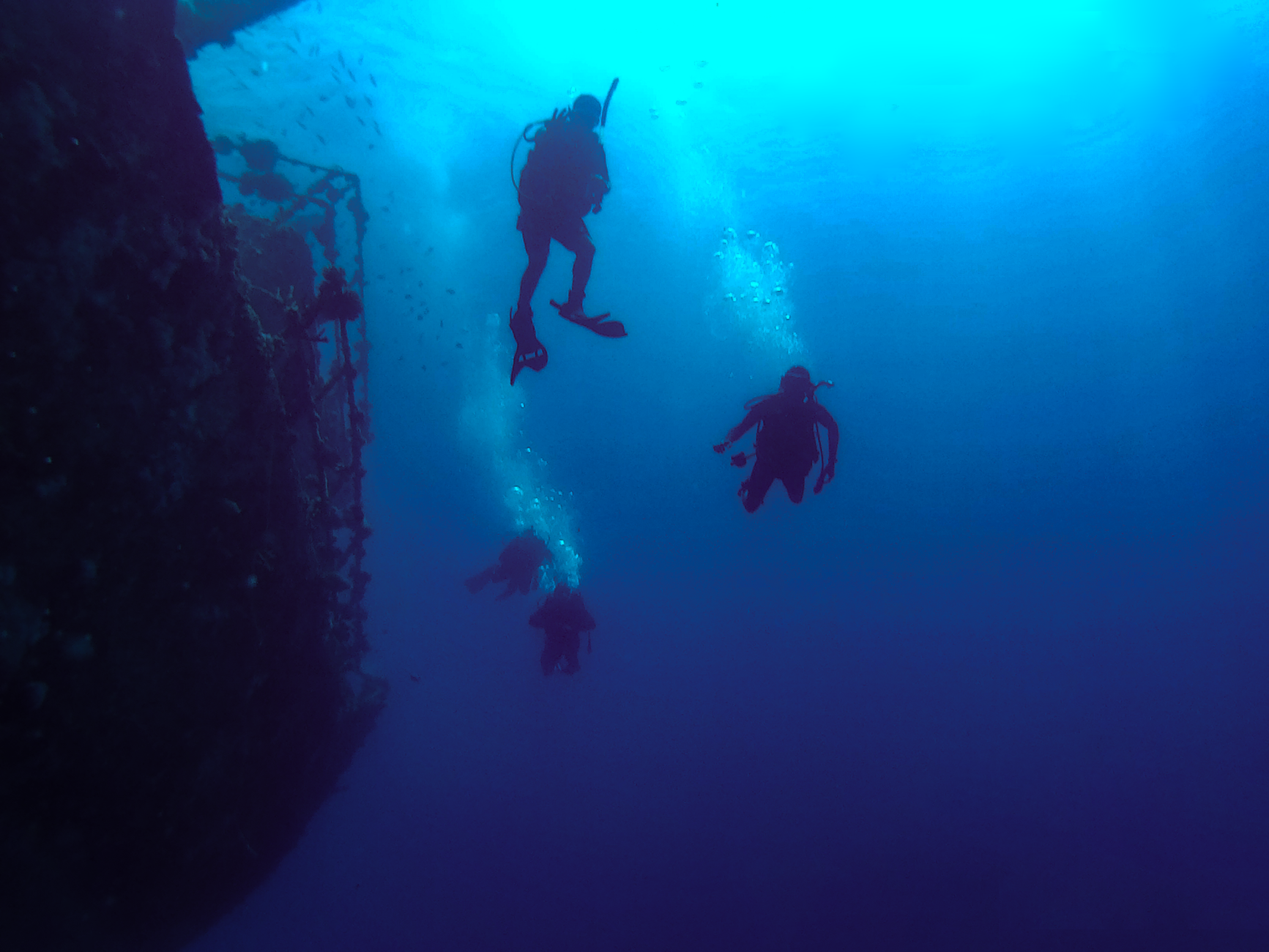 Mergulhador explorando os recifes de coral cristalinos no Arquipélago das Quirimbas em Moçambique