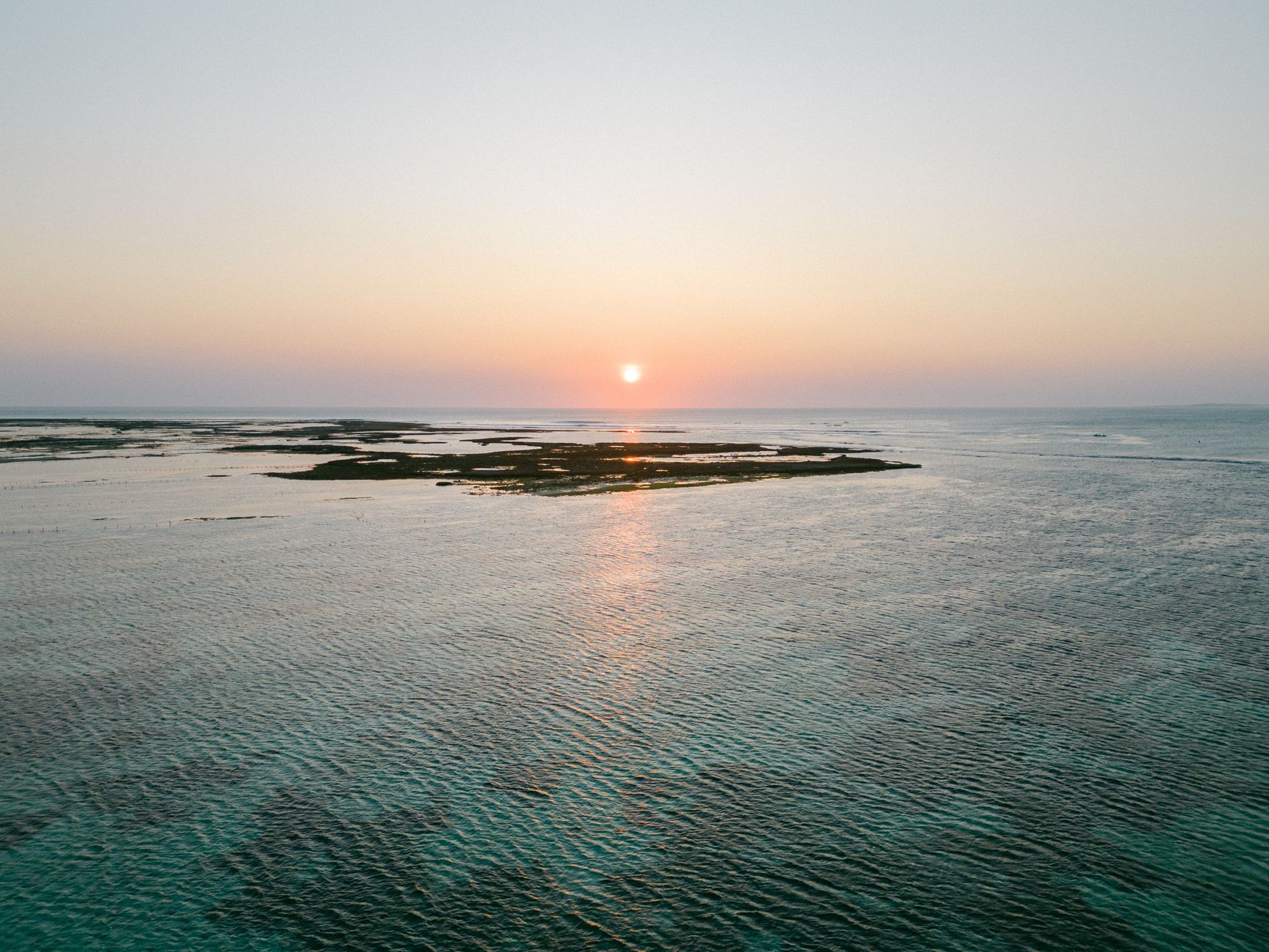 Mergulhador explorando os recifes de coral cristalinos no Arquipélago das Quirimbas em Moçambique