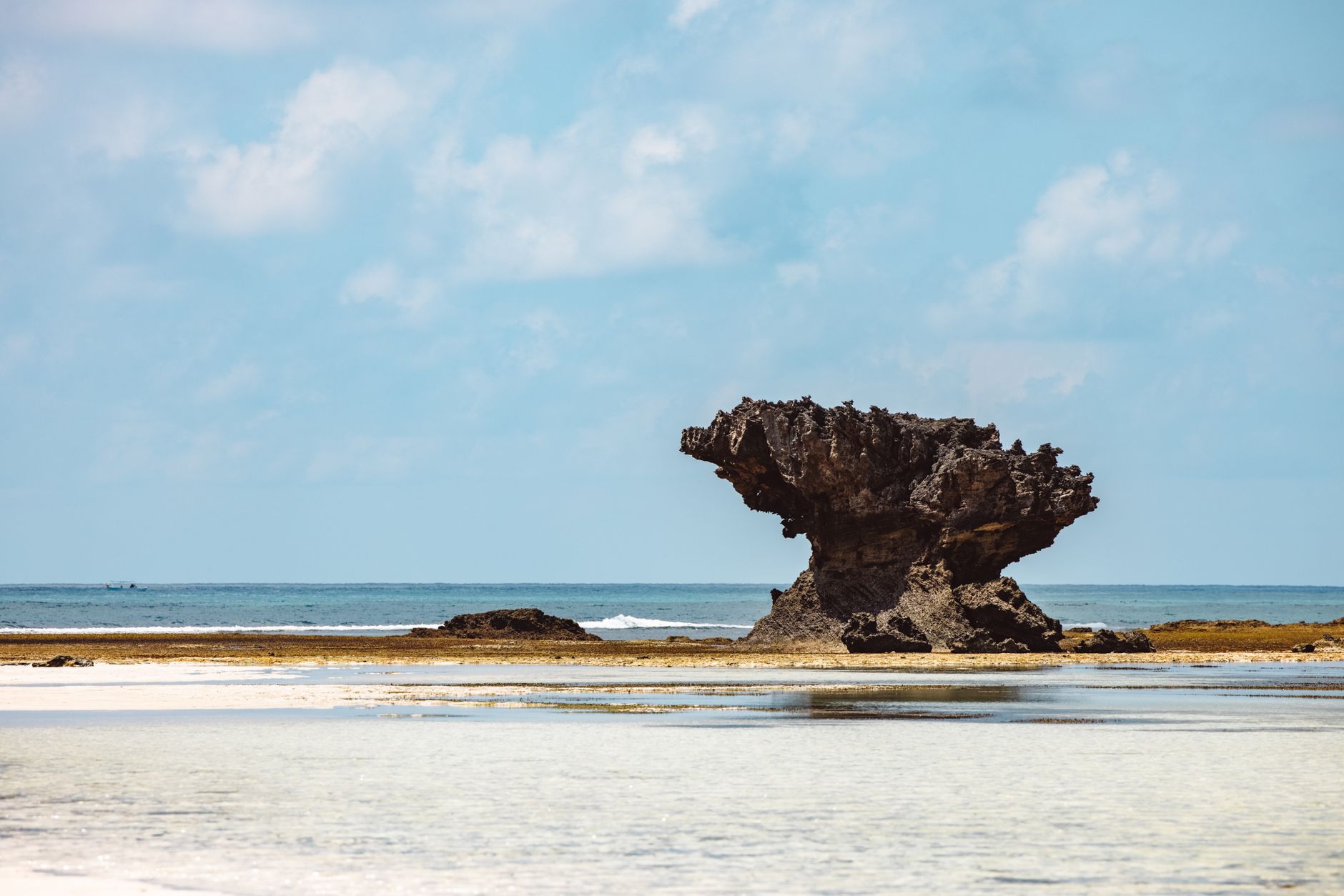 Vista aérea das Ilhas Quirimbas com águas cristalinas e praias de areia branca em Moçambique