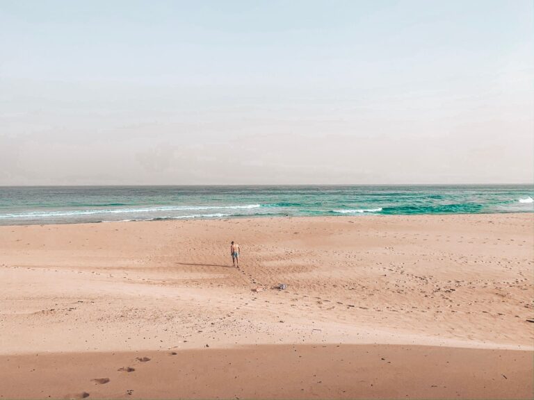 Praia de Tofo com o mar azul e areal branco em Inhambane, Moçambique