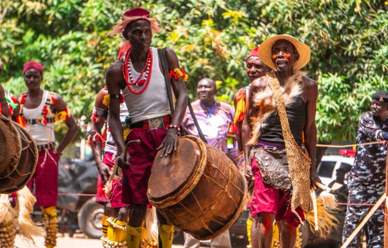 Dancarinos tradicionais em festival cultural em Mocambique