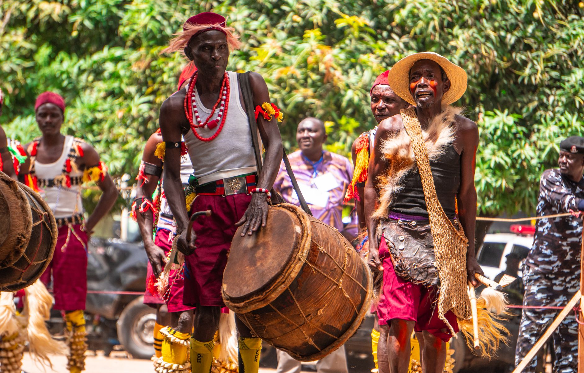 Dancarinos tradicionais em festival cultural em Mocambique