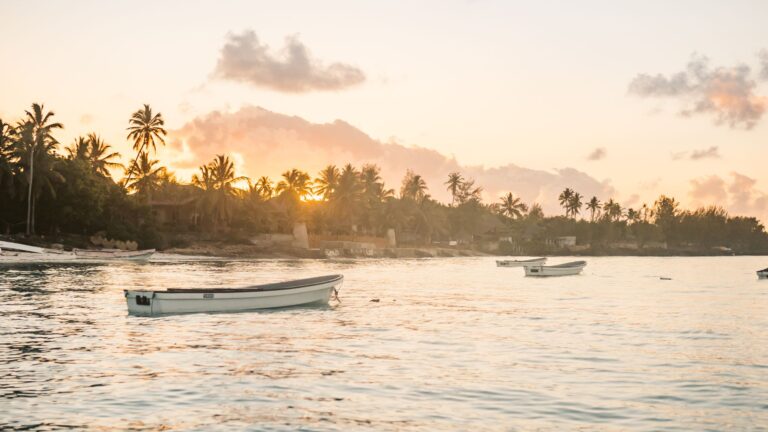 Vista panorâmica da costa de Vilankulo em Moçambique com águas cristalinas e barcos tradicionais