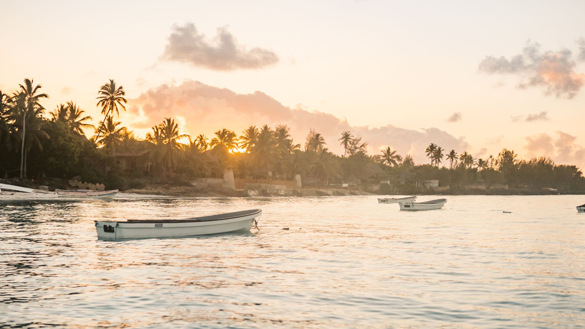 Vista panorâmica da costa de Vilankulo em Moçambique com águas cristalinas e barcos tradicionais