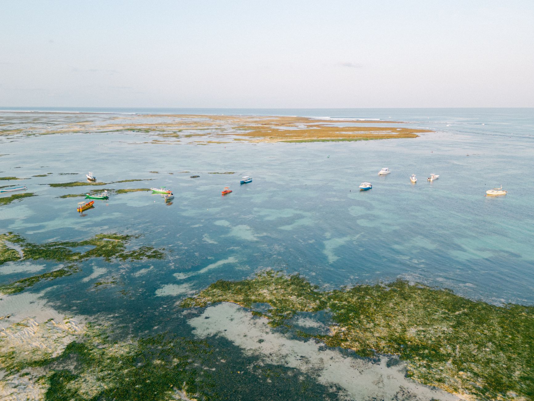 Mergulhador a observar um recife de coral saudável nas águas cristalinas do Arquipélago de Bazaruto em Moçambique