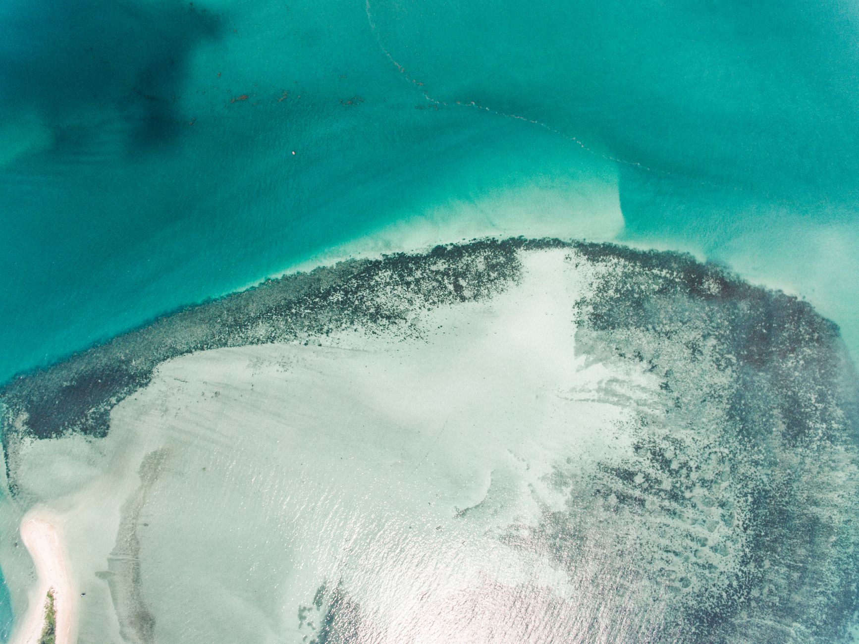 Vista aérea das dunas de areia branca e águas cristalinas do Arquipélago de Bazaruto em Moçambique