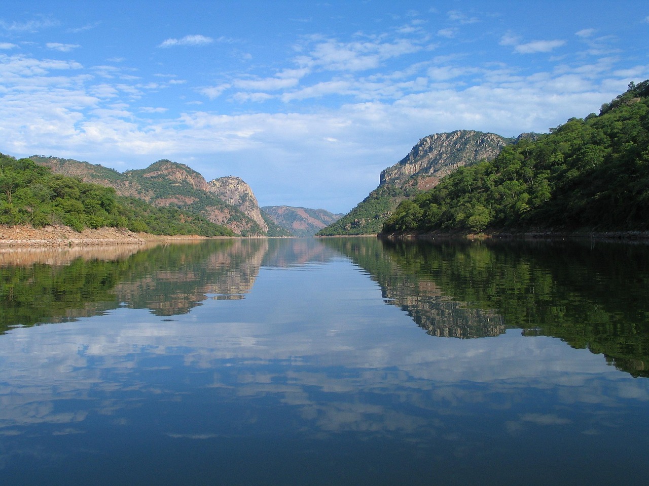 Paisagem costeira paradisica com aguas cristalinas e coqueiros em Mocambique