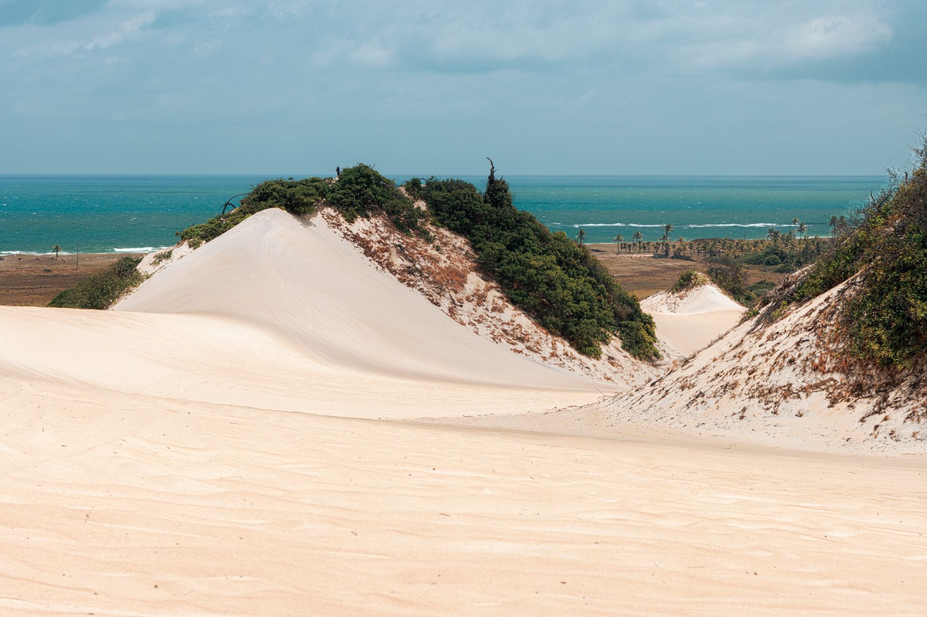 Mergulhador explorando os recifes de coral cristalinos no Arquipélago de Bazaruto em Moçambique