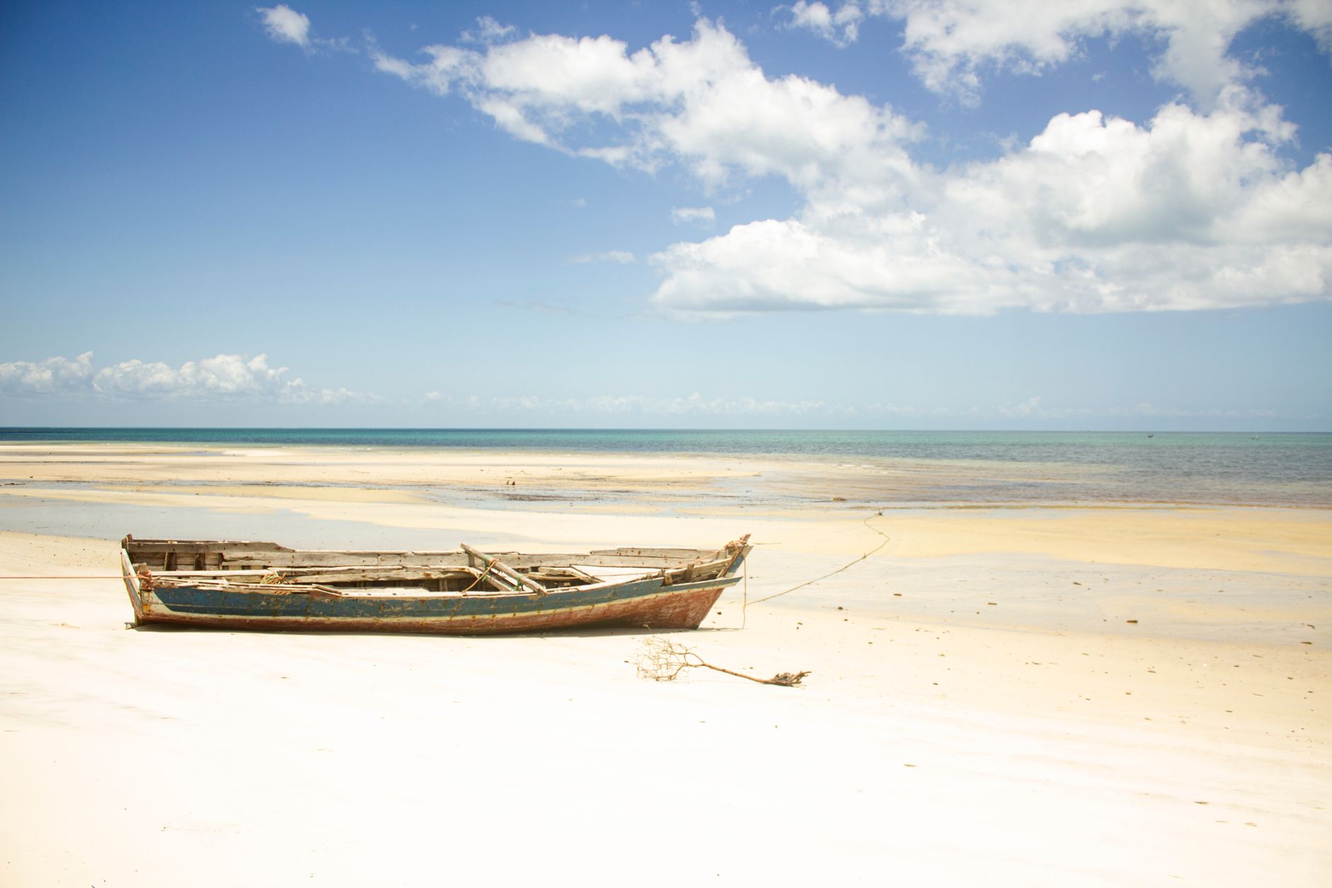 Praia paradisiaca com aguas cristalinas e coqueiros em Bazaruto Mocambique