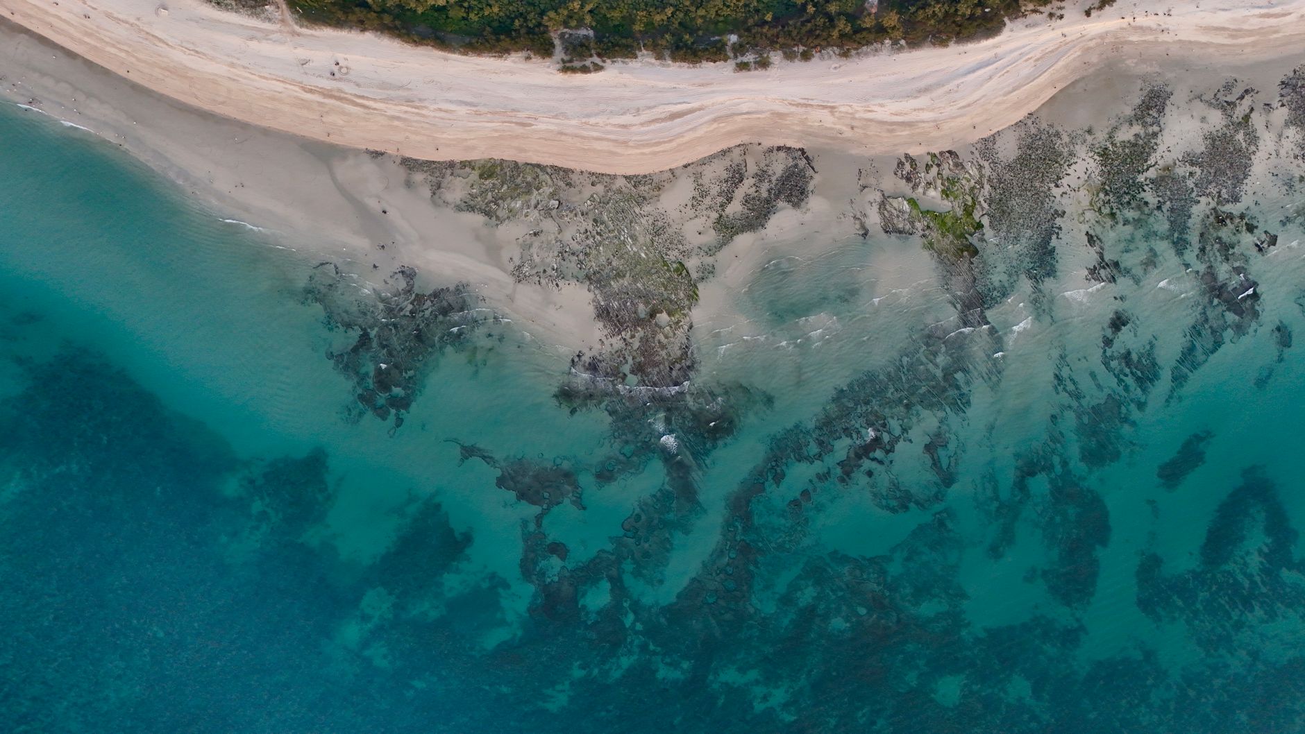 Praia paradisíaca banhada pelo oceano Índico em Moçambique