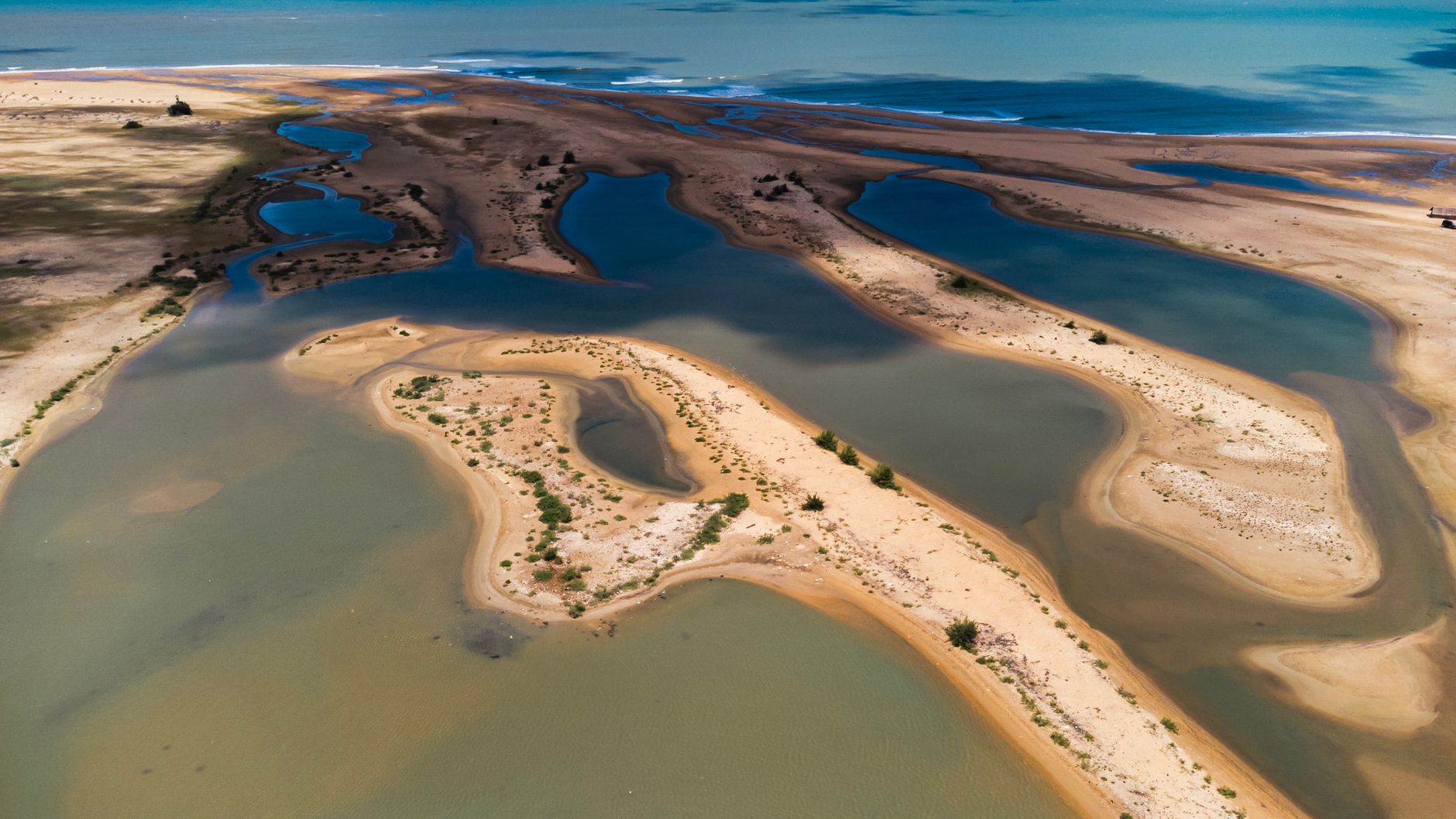 Vista aérea das dunas de areia branca e águas cristalinas do Arquipélago de Bazaruto em Moçambique
